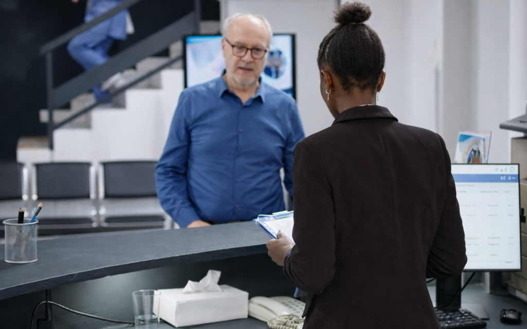 Atención en mostrador organizada con sistema de gestión de turnos Cívok para optimizar la experiencia del cliente.